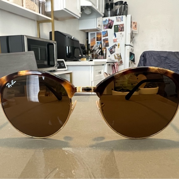 Ray Ban RB 4246 Clubround Classic Sunglasses - Picture 4 of 4